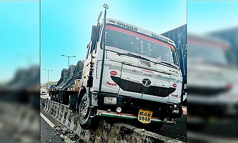 எண்ணூர் கடற்கரை சாலையில் கட்டுப்பாட்டை இழந்து தடுப்பு சுவரில் ஏறிய கன்டெய்னர் லாரி