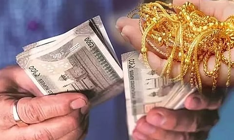 கணவன், மனைவியை மிரட்டி நகை-பணம் பறிப்பு; 4 பேருக்கு வலைவீச்சு