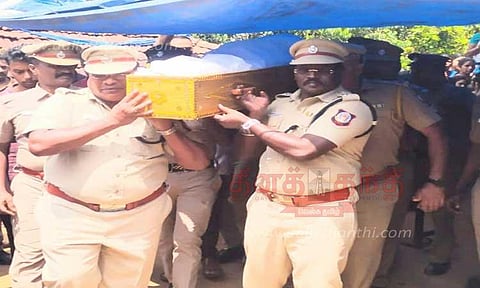 போலீஸ் ஏட்டுவின் உடலை சுமந்து சென்ற மாவட்ட சூப்பிரண்டு