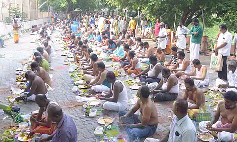 மகாளய அமாவாசையையொட்டி முன்னோர்களுக்கு தர்ப்பணம் கொடுத்து வழிபாடு