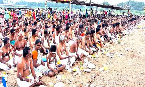 திதி, தர்ப்பணம் கொடுத்த பக்தர்கள்