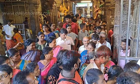 திருநள்ளாறு சனீஸ்வரர் கோவிலில் குவிந்த பக்தர்கள்