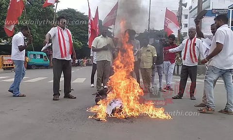 கர்நாடக முதல்-மந்திரி உருவபொம்மை எரிப்பு