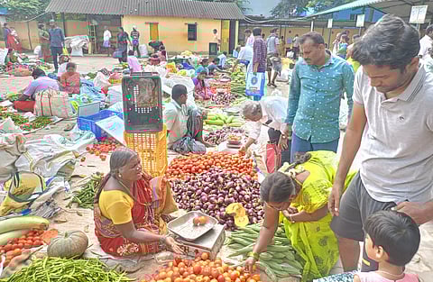 மகாளய அமாவாசையையொட்டிதர்மபுரி உழவர் சந்தையில் 42 டன் காய்கறி, பழங்கள் விற்பனை