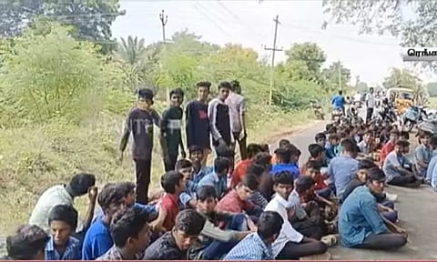 மாணவிகளிடம் தகாத வார்த்தையில் பேசிய உடற்கல்வி ஆசிரியரை கண்டித்து மாணவர்கள் போராட்டம்