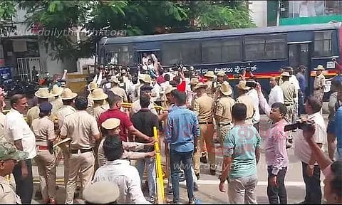 எழுத்தாளர் கே.எஸ்.பகவான் வீட்டை முற்றுகையிட்டு போராட்டம்