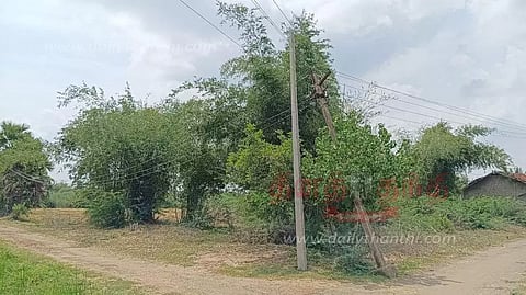 சாய்ந்த நிலையில் உள்ள மின்கம்பம் மாற்றப்படுமா?