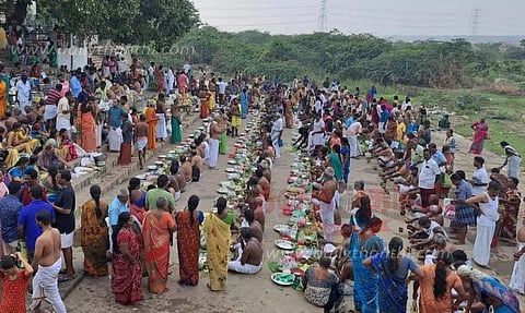 மகாளய அமாவாசையையொட்டிமோகனூர், பரமத்திவேலூர் காவிரி ஆற்றில் குவிந்த பொதுமக்கள்