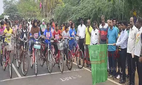 மாணவர்களுக்கு சைக்கிள் போட்டி