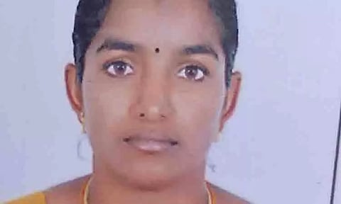 கோவிலுக்கு சென்ற பெண் கிணற்றில் பிணமாக மீட்பு