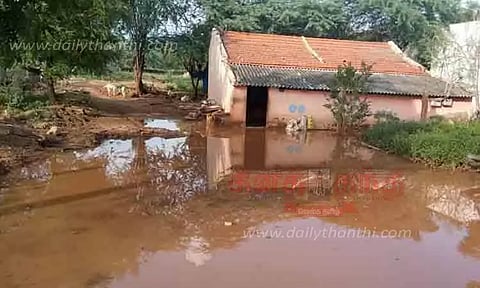 திருப்பரங்குன்றம் அருகே குடியிருப்பு பகுதியை சூழ்ந்த மழைநீர்