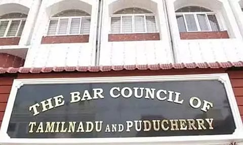 வக்கீல்கள் ஜீன்ஸ், லெக்கின்ஸ் அணிய தடை - தமிழ்நாடு மற்றும் புதுவை பார் கவுன்சில்