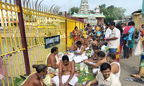 மகாளய அமாவாசையையொட்டி முன்னோர்களுக்கு தர்ப்பணம்