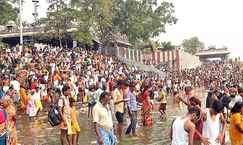 மகாளய அமாவாசை:பவானி கூடுதுறையில் பக்தர்கள் குவிந்தனர்காவிரியில் புனித நீராடி, முன்னோருக்கு திதி கொடுத்தனர்