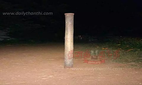 பெருந்துறை அருகேசூரிய கிரகணத்தின்போது தரையில் செங்குத்தாக நின்ற உலக்கை