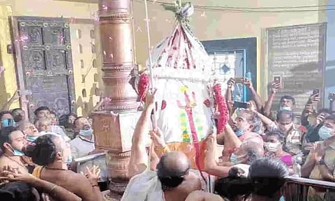 குலசேகரன்பட்டினம் முத்தாரம்மன் கோவிலில் தசரா திருவிழா கொடியேற்றத்துடன் தொடக்கம்...!