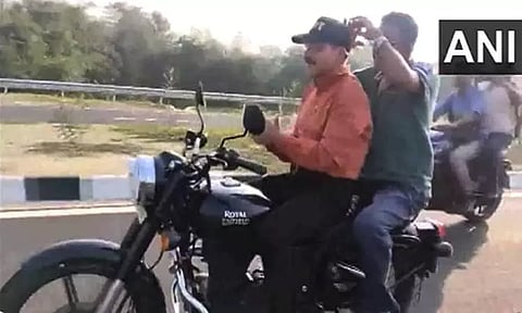 கையை விட்டு, ஹெல்மெட் அணியாமல் வாகன பயணம்... காங்கிரஸ் தலைவர் பதில்