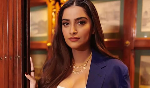 யூடியூப் சேனலுக்கு வக்கீல் நோட்டீஸ்; சோனம் கபூருக்கு குவியும் கண்டனம்