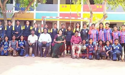 கைப்பந்து போட்டியில் மாணவர்கள் வெற்றி