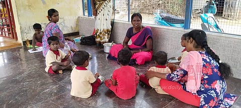 அங்கன்வாடி மைய கட்டிட பணியை விரைந்து முடிக்க வேண்டும்