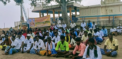 ஒரு தரப்பினர் திருவிழா நடத்த எதிர்ப்பு:மலையூர் கோபால்சாமி கோவிலில் கிராம மக்கள் உண்ணாவிரதம்வீடுகளில் கருப்புக்கொடி கட்டினா