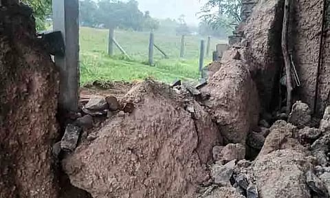 விடிய, விடிய பெய்த கனமழை: காரணமாக வீட்டின் சுவர் இடிந்து விழுந்தது