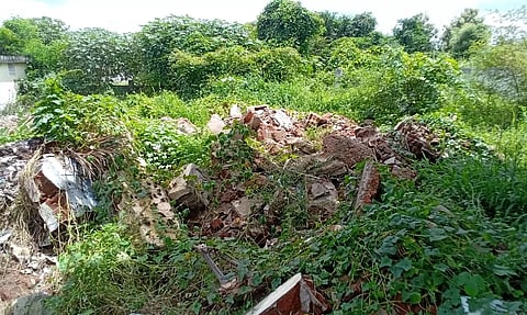 வகுப்பறை கட்டிடம் இடித்து 3 மாதங்கள் ஆகியும் அகற்றப்படாத அவலம்