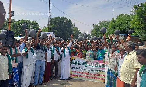 கருப்பு பலூன் ஏந்தி விவசாயிகள் நூதன போராட்டம்