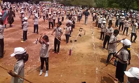 2 மணி நேரம் சிலம்பம் சுற்றி மாணவ-மாணவிகள் சாதனை