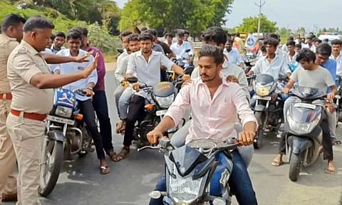 விஜய் ரசிகர்களின் மோட்டார் சைக்கிள் ஊர்வலத்திற்கு போலீசார் அனுமதி மறுப்பு