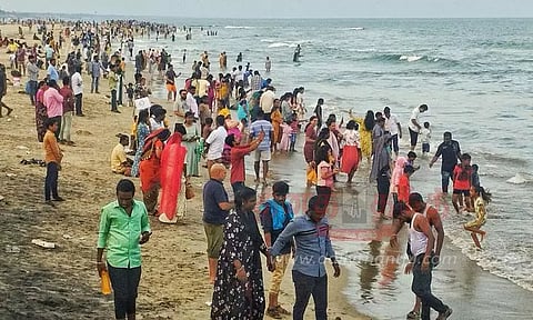 புதுவையில் குவிந்த சுற்றுலா பயணிகள்