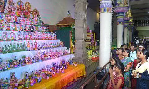 அம்மன் கோவில்களில் குவிந்த பக்தர்கள்