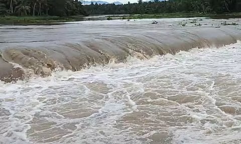 2 வீடுகள் ஆற்றில் அடித்து செல்லப்பட்டன