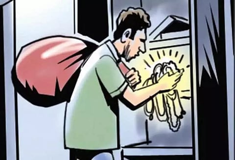 கருப்பூர் அருகே துணிகரம்அடுத்தடுத்து 2 வீடுகளில் கொள்ளைஆட்கள் இல்லாததை நோட்டமிட்டு மர்மநபர்கள் கைவரிசை