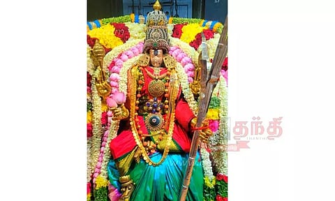 நவராத்திரி திருவிழா தொடக்கம்:ராஜராஜேஸ்வரி அலங்காரத்தில் மீனாட்சி அம்மன்