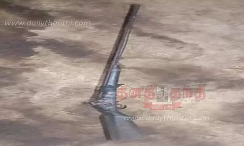 மக்காச்சோள காட்டில் நாட்டு துப்பாக்கி பதுக்கி வைப்பு