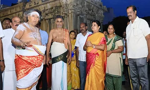 தூத்துக்குடி வைகுண்டபதி பெருமாள் கோவிலில் நடைபெற்று வரும் திருப்பணிகளை அமைச்சர் கீதாஜீவன் ஆய்வு செய்தார்.