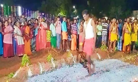 மயான வனகாளியம்மன் கோவிலில் தசரா பக்தர்கள் பூக்குழி இறங்கி வழிபாடு