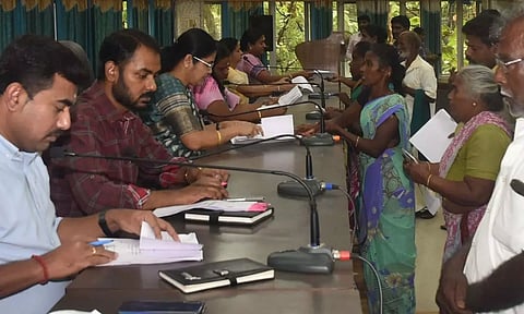 மகளிர் உரிமைத்தொகை கேட்டு பெண்கள் மனு