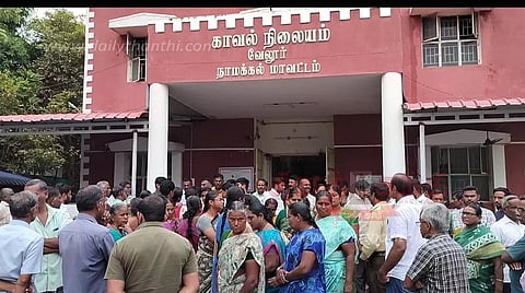 மூதாட்டி கொலை வழக்கில் மர்ம நபர்களை கைது செய்யக்கோரிவேலூர் போலீஸ் நிலையத்தை உறவினர்கள் முற்றுகை