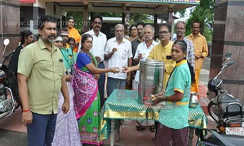 நித்திய கல்யாணி அம்மன் கோவிலில் பக்தர்களுக்கு நிலவேம்பு கசாயம்