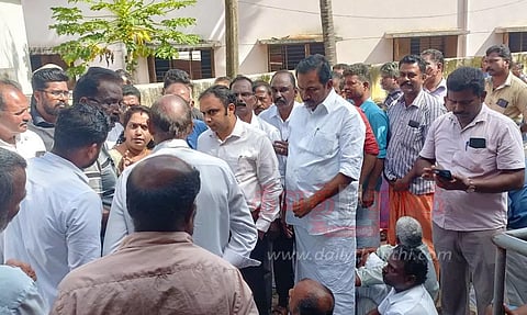 வைக்கல்லூர் கிராம நிர்வாக அலுவலகத்தை பொதுமக்கள் முற்றுகை