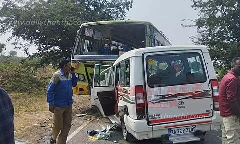கர்நாடகத்தில் கார்-அரசு பஸ் மோதி விபத்து: பெண்கள் உள்பட 5 பேர் நசுங்கி சாவு