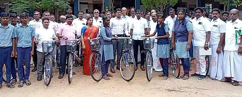 மாணவ, மாணவிகள் விடுப்பு எடுக்காமல் பள்ளிக்கு வர வேண்டும்-கலெக்டர் அறிவுரை