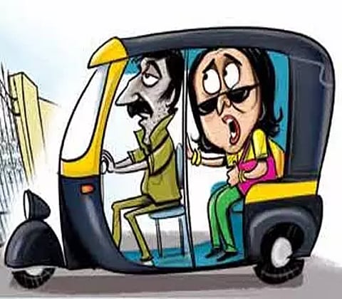 ஆட்டோவில் சவாரி வந்த பெண் வன காவலரை கடத்த முயற்சி; டிரைவருக்கு வலைவீச்சு