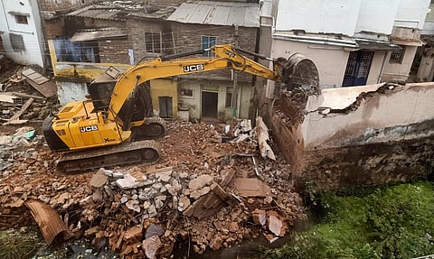 தேனி ராஜவாய்க்காலில் ஆக்கிரமித்து கட்டிய 155 கட்டிடங்கள் இடித்து தரைமட்டம்