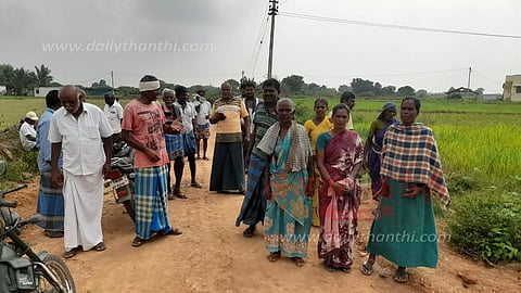 வயல்கள் வழியாக சாலை அமைக்க விவசாயிகள் எதிர்ப்பு