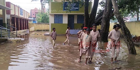 குளமாக மாறிய ஊராட்சி ஒன்றிய நடுநிலைப்பள்ளி-மாணவர்கள் அவதி