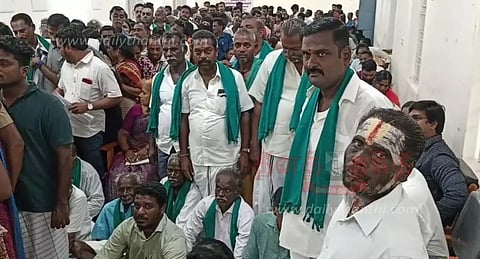 பயிர் பாதிப்பு நிவாரணம் வழங்க கோரி விவசாயிகள் திடீர் போராட்டம்