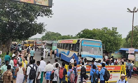 பஸ் இயக்கக்கோரி மாணவர்கள், பொதுமக்கள் மறியல்